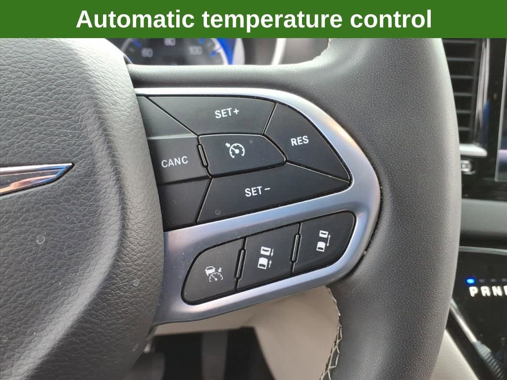 Used 2023 Chrysler Pacifica Touring-L FWD image 27