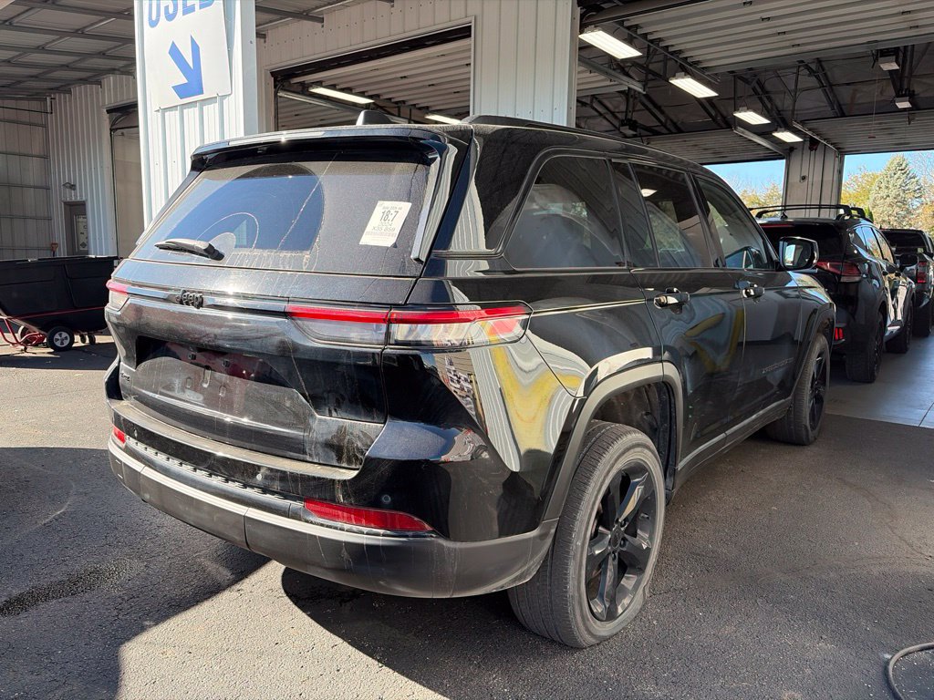 Used 2024 Jeep Grand Cherokee Altitude AWD/4WD image 4