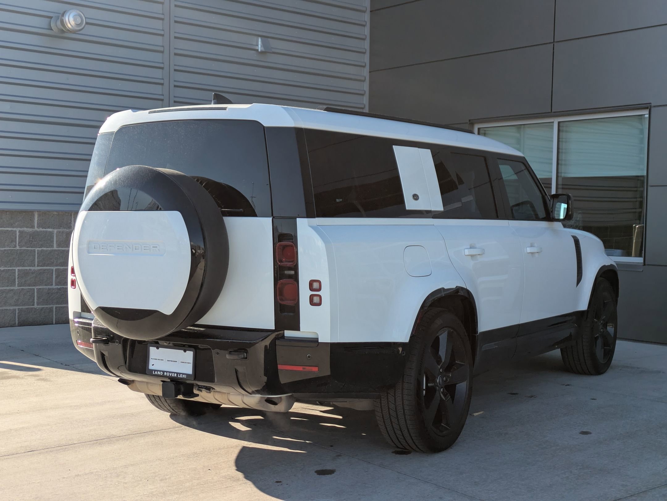 Used 2024 Land Rover Defender 130 X-Dynamic SE image 6