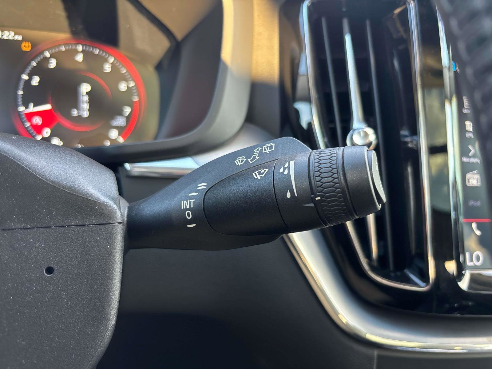 Used 2018 Volvo XC60 T6 Momentum w/ Advanced Package image 25