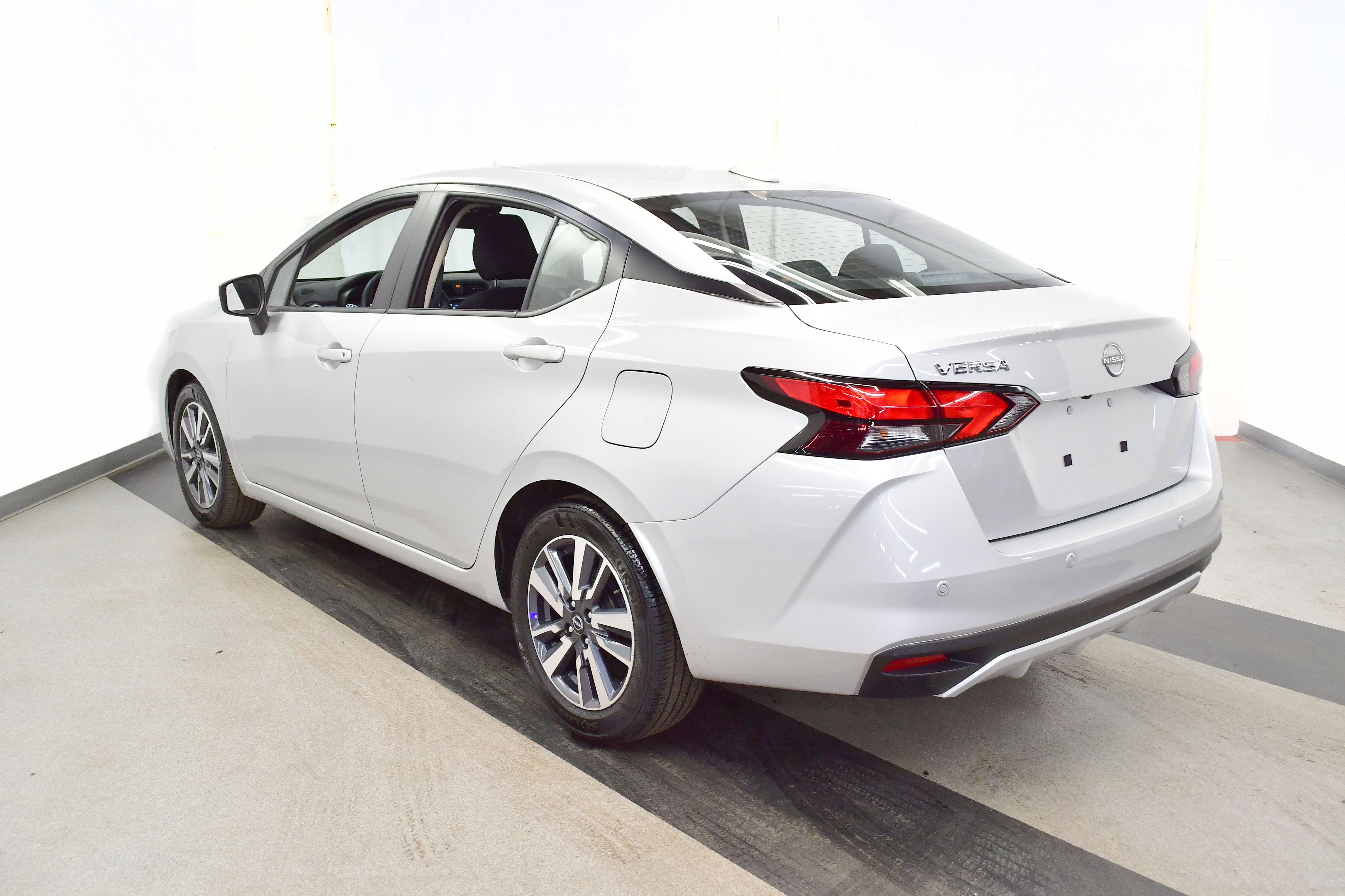 Used 2025 Nissan Versa SV image 5