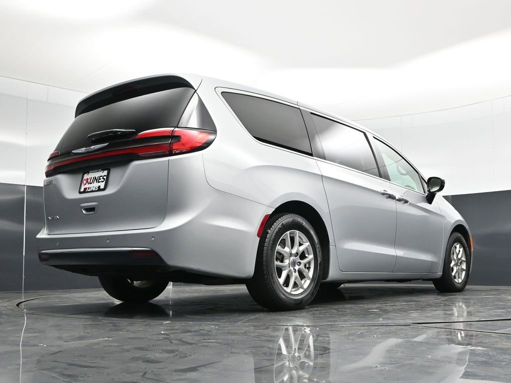 Used 2024 Chrysler Pacifica Touring-L FWD image 47