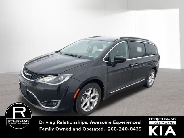 Used 2017 Chrysler Pacifica Touring-L w/ Tire & Wheel Group image 1