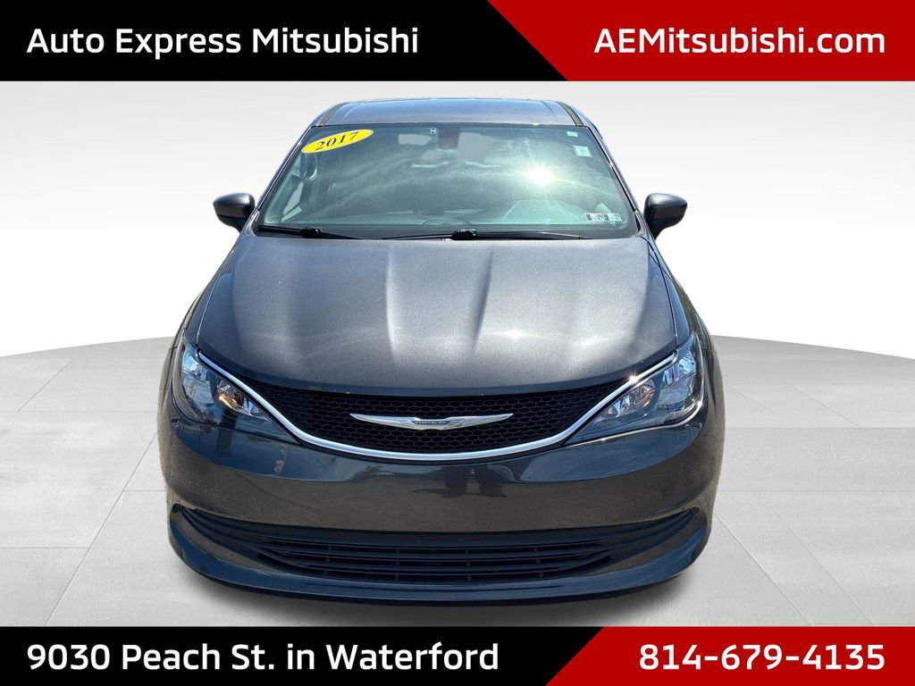 Used 2017 Chrysler Pacifica Touring FWD image 2