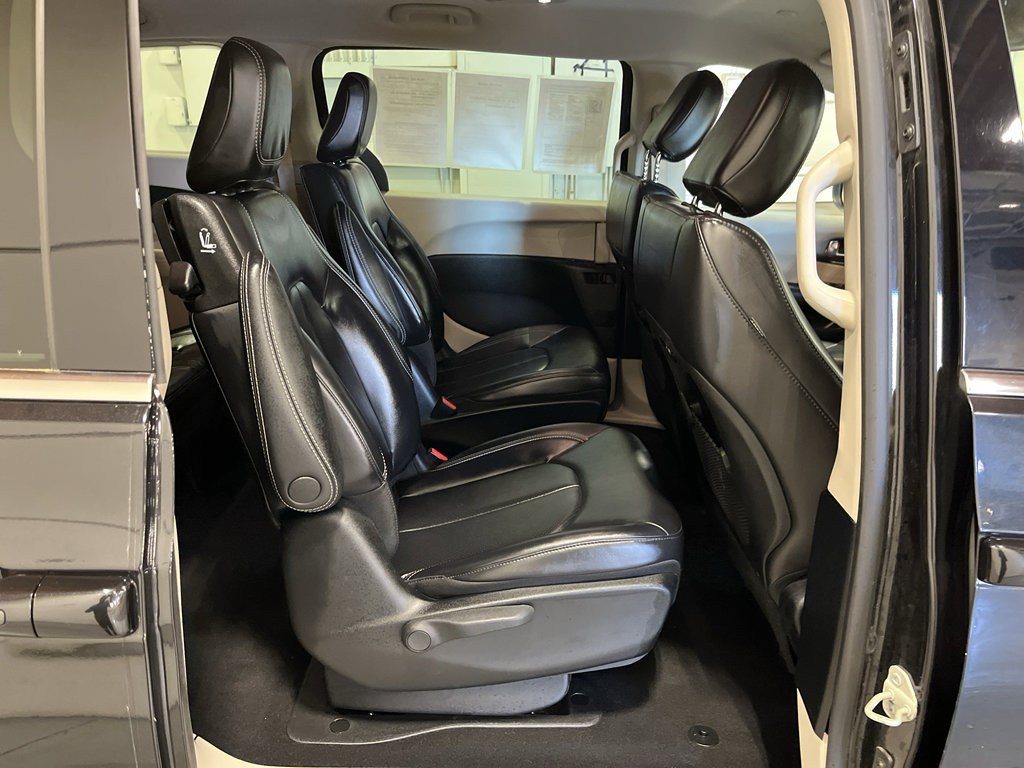 Used 2023 Chrysler Pacifica Touring-L FWD image 34