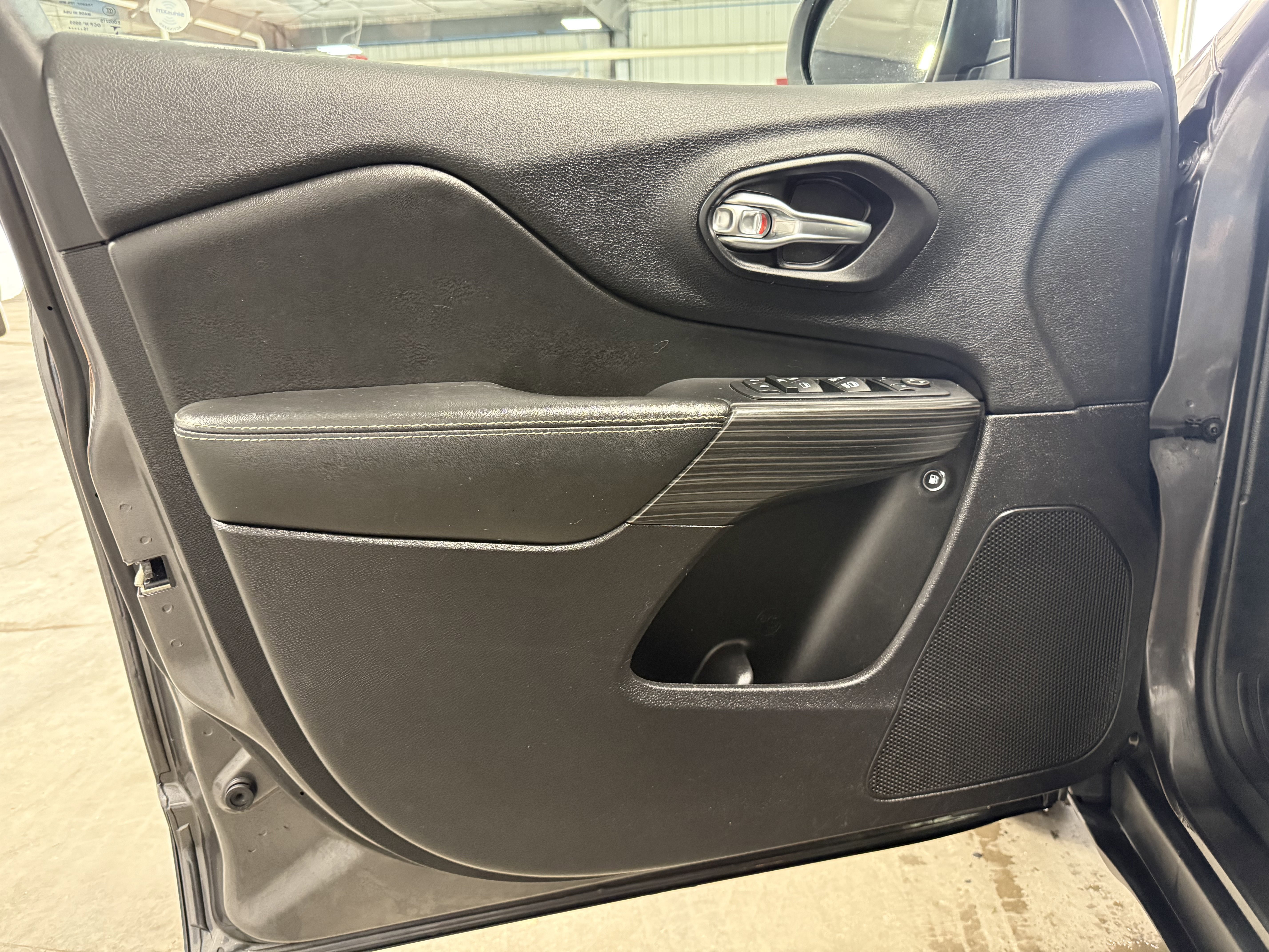 Used 2017 Jeep Cherokee Limited FWD image 20