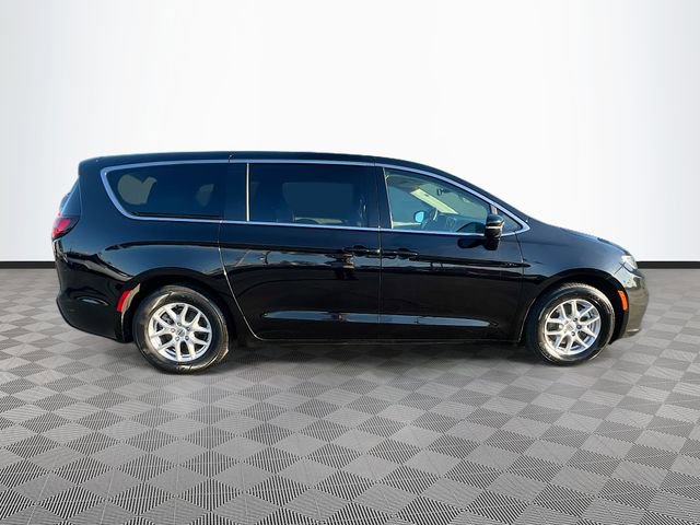 Used 2024 Chrysler Pacifica Touring-L image 7