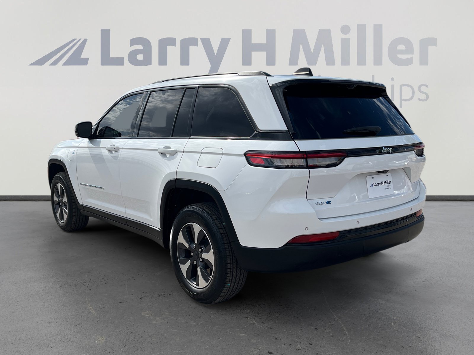Certified 2022 Jeep Grand Cherokee Limited 4xe w/ Luxury Tech Group II AWD/4WD image 3