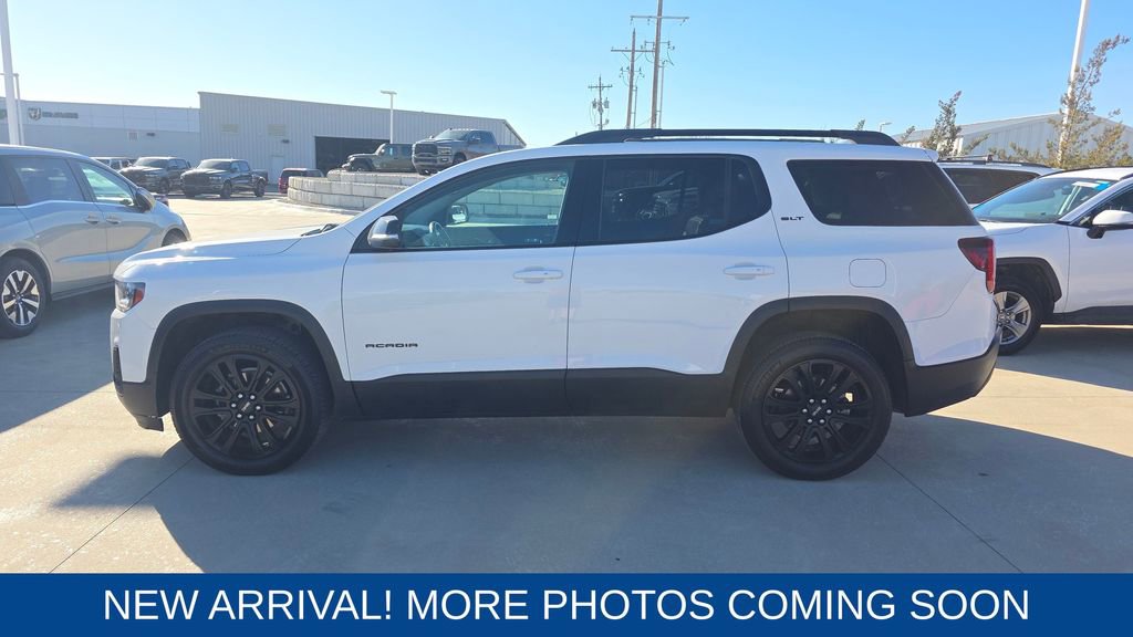 Used 2022 GMC Acadia SLT w/ Elevation Edition image 2