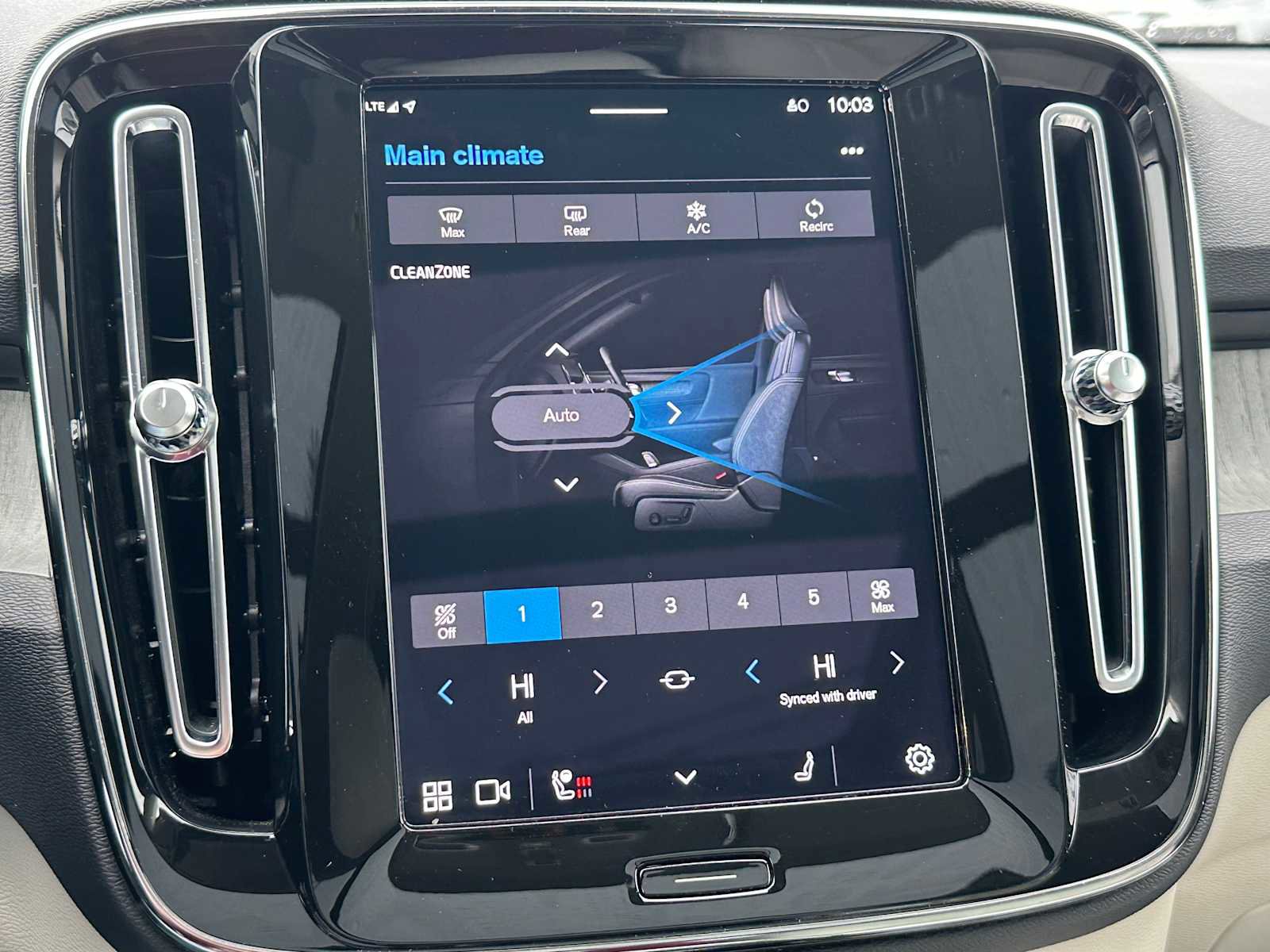 Certified 2023 Volvo XC40 B5 Plus w/ Protection Package Premier image 28