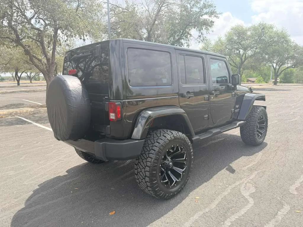 Used 2017 Jeep Wrangler Unlimited Sahara w/ Connectivity Group AWD/4WD image 8