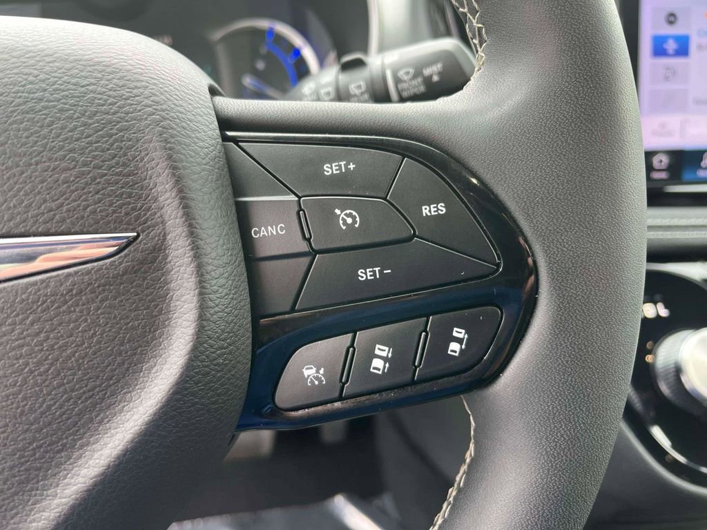 Used 2024 Chrysler Pacifica Limited FWD image 21