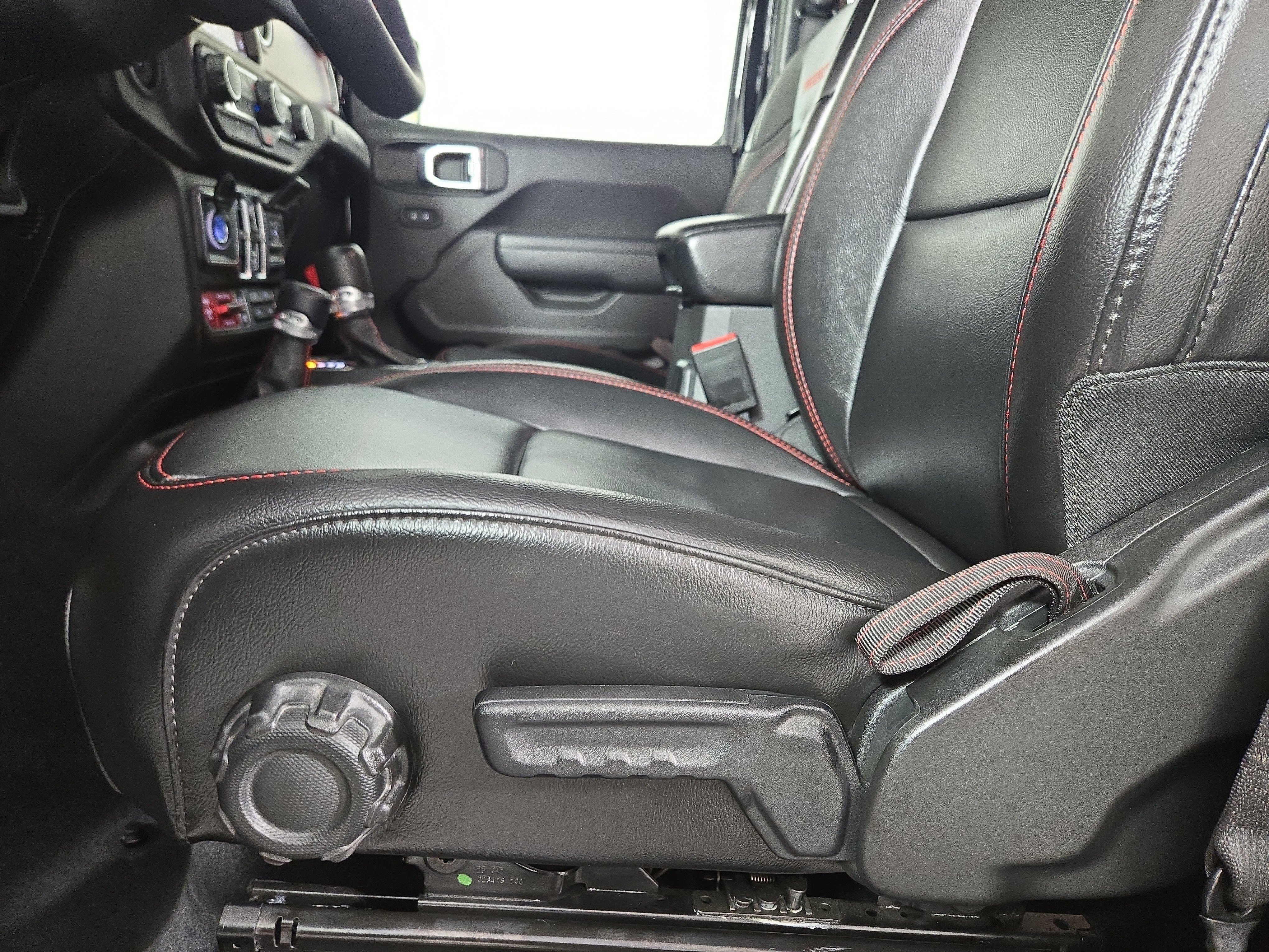 Certified 2023 Jeep Wrangler Unlimited Rubicon w/ Cold Weather Group image 32