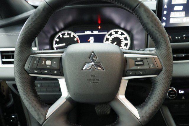 New 2026 Mitsubishi Outlander LE FWD image 8