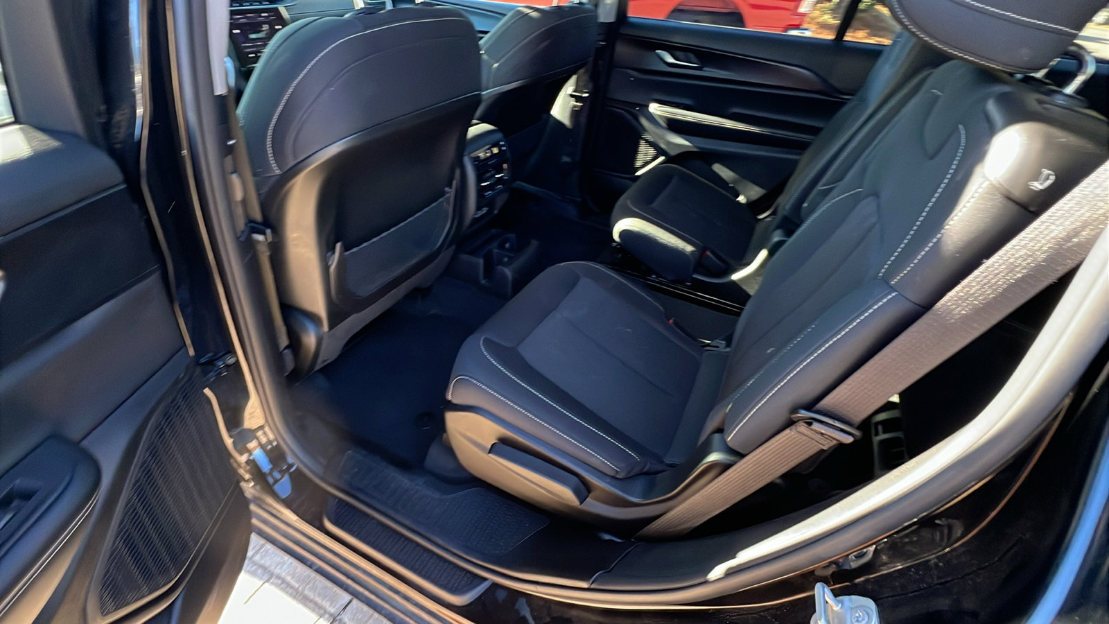 Used 2023 Jeep Grand Cherokee L Laredo image 24