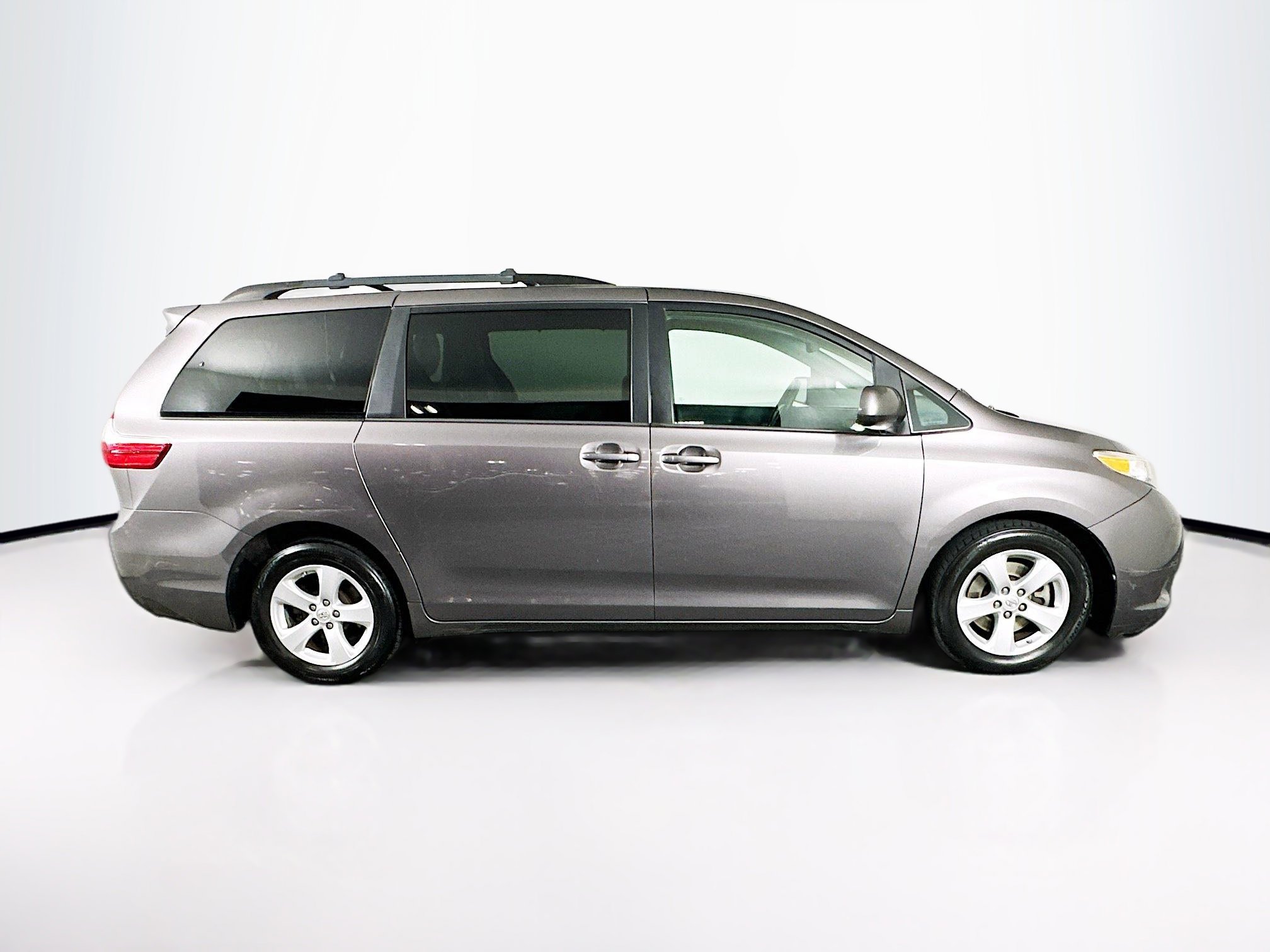 Used 2015 Toyota Sienna LE image 10
