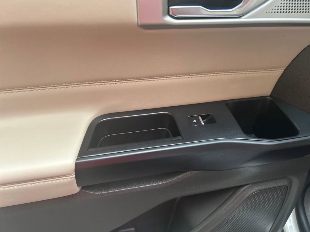 Used 2020 Ford Explorer Platinum w/ Premium Technology Package image 23