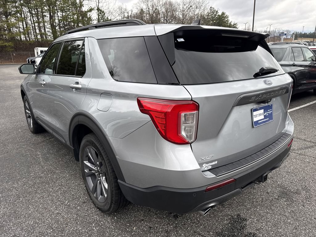 Used 2022 Ford Explorer XLT w/ Equipment Group 202A image 5