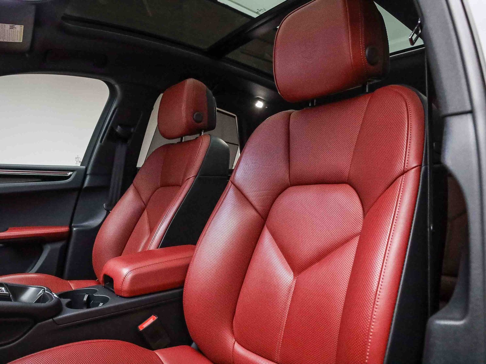 Used 2025 Porsche Macan image 5