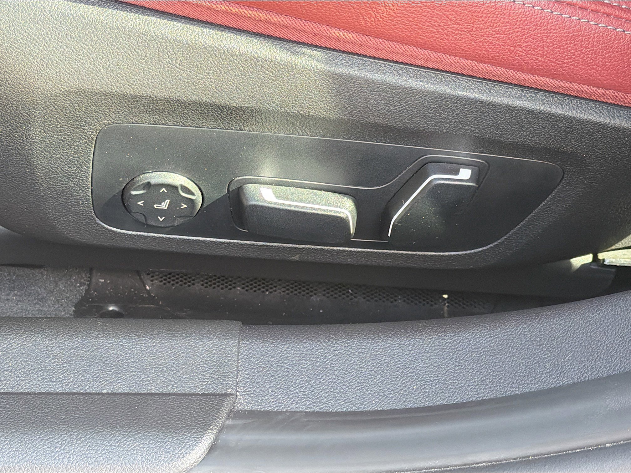 Used 2025 BMW 330i Sedan w/ Parking Assistance Package image 24