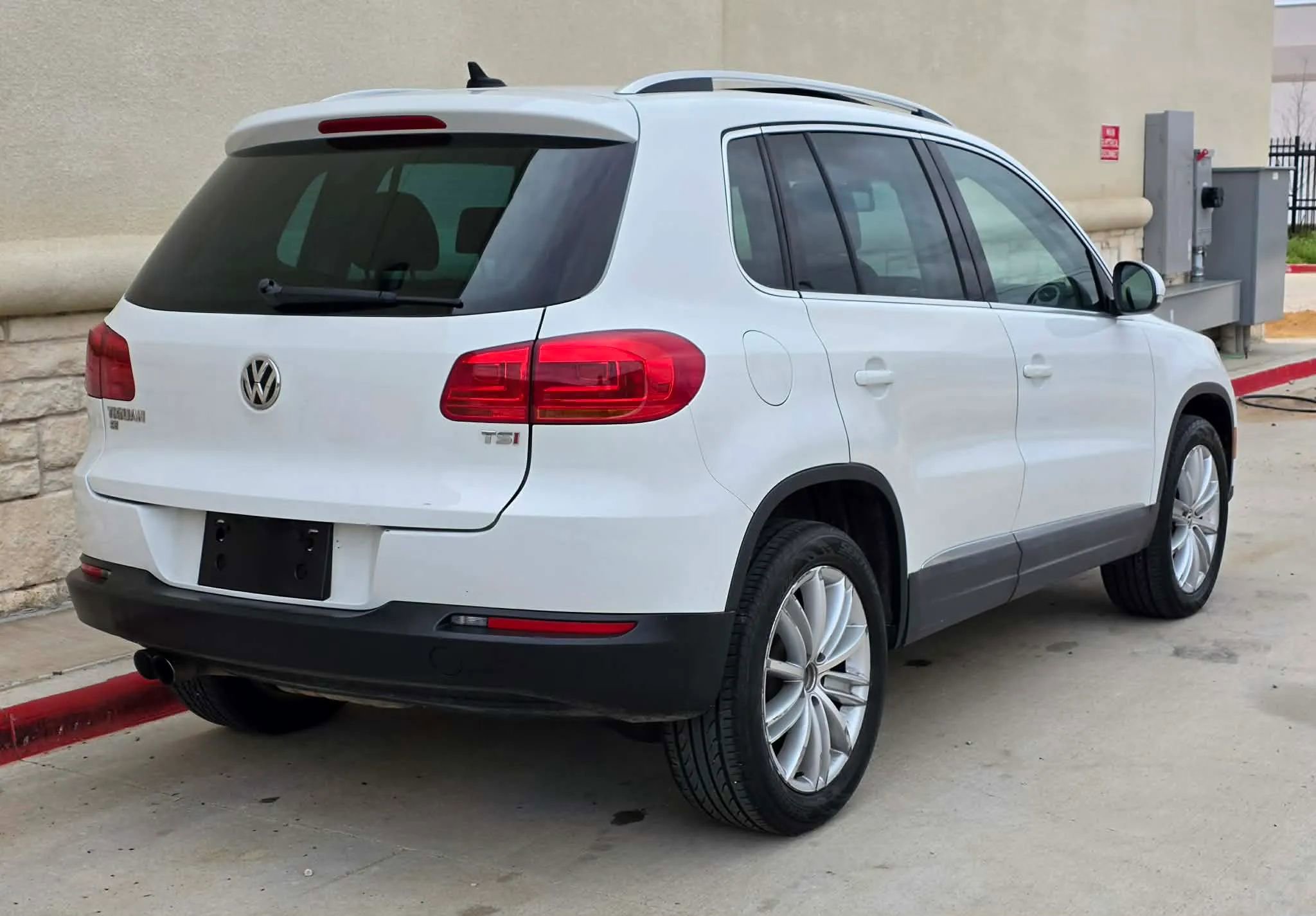 Used 2016 Volkswagen Tiguan SE FWD image 3