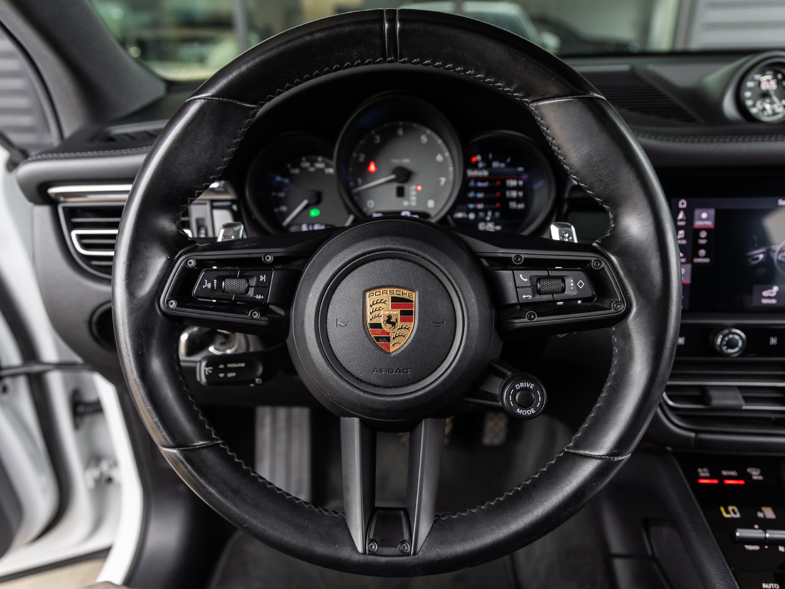 Certified 2022 Porsche Macan S AWD/4WD image 25