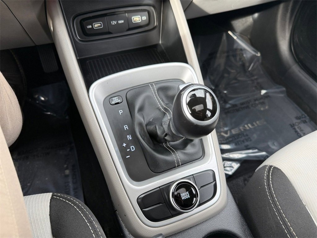 Used 2022 Hyundai Venue SEL image 19