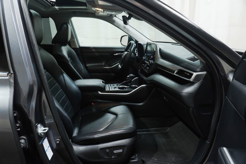 Used 2021 Toyota Highlander XLE AWD/4WD image 14