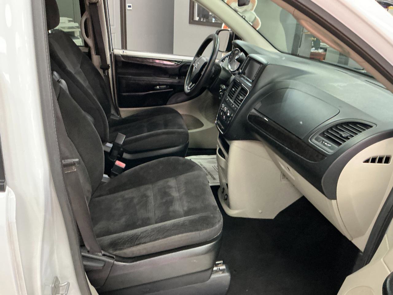 Used 2019 Dodge Grand Caravan SE w/ UConnect Hands-Free Group image 24