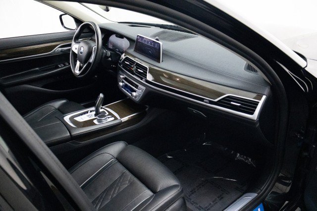 Used 2020 BMW 750i xDrive AWD/4WD image 22