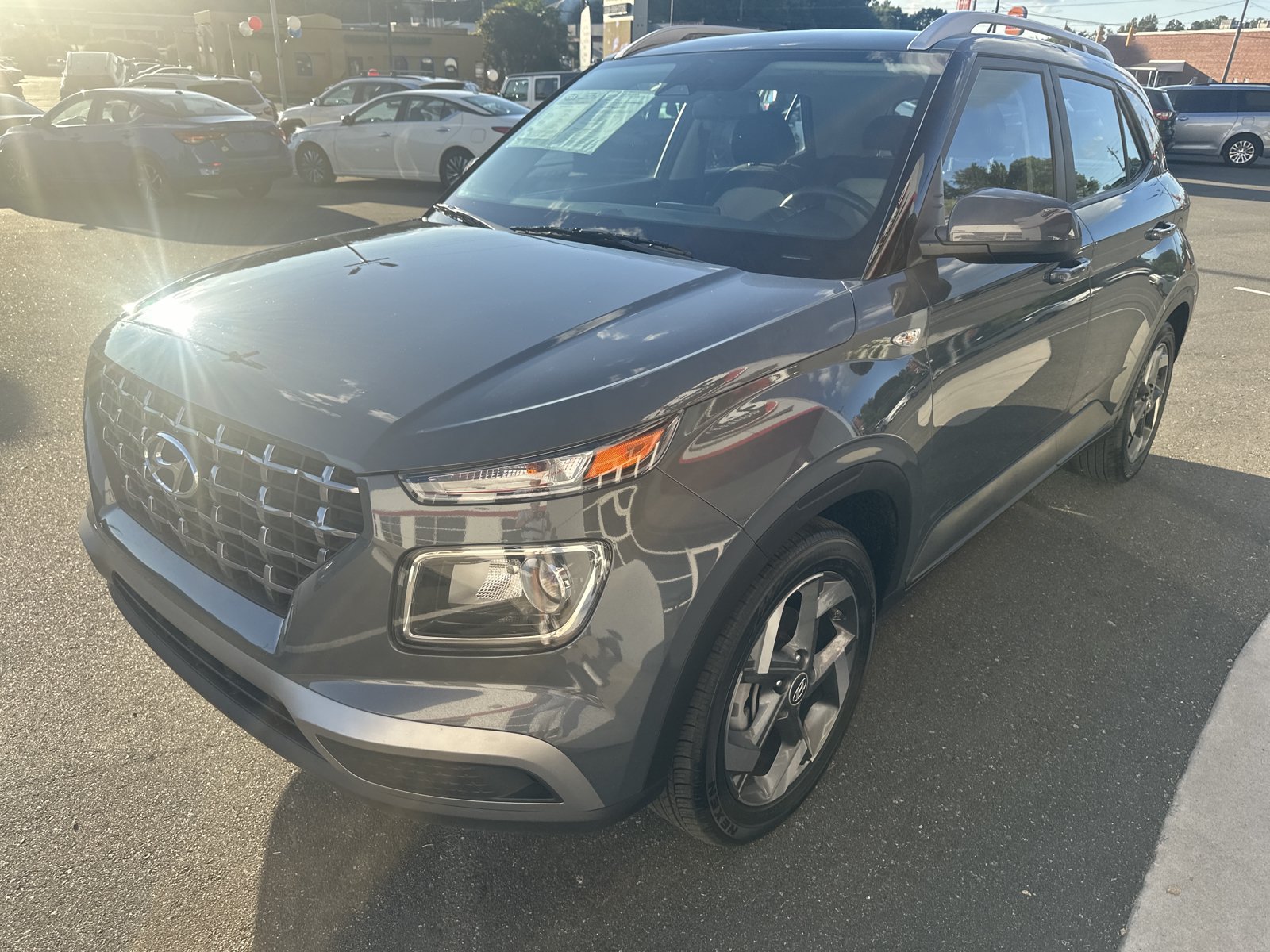 Used 2025 Hyundai Venue SEL FWD image 4
