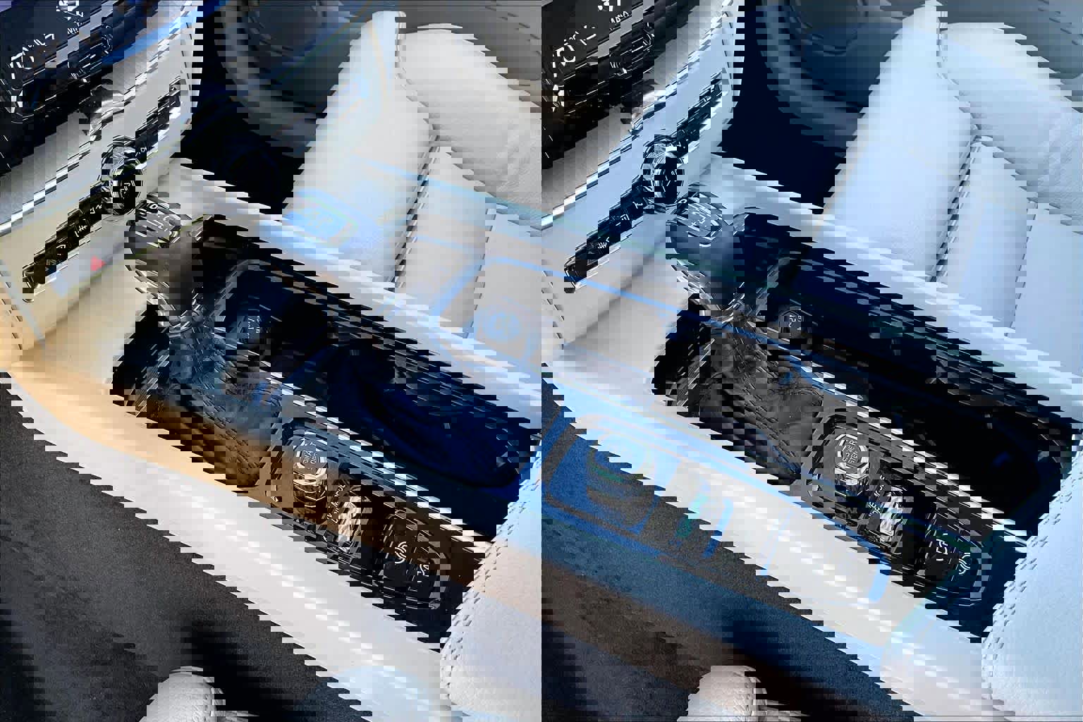 Used 2020 Volvo XC60 T5 Inscription w/ Protection Package Premier image 16