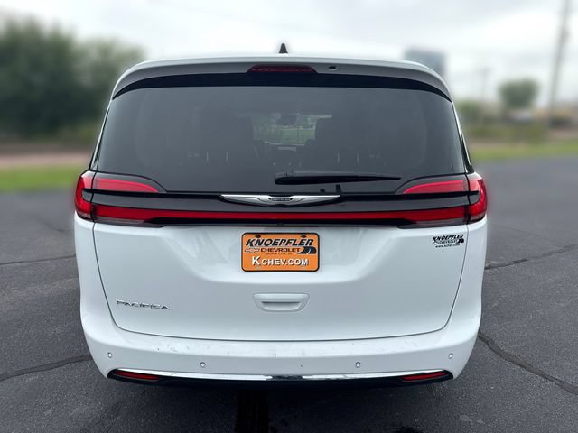 Used 2024 Chrysler Pacifica Touring-L FWD image 4