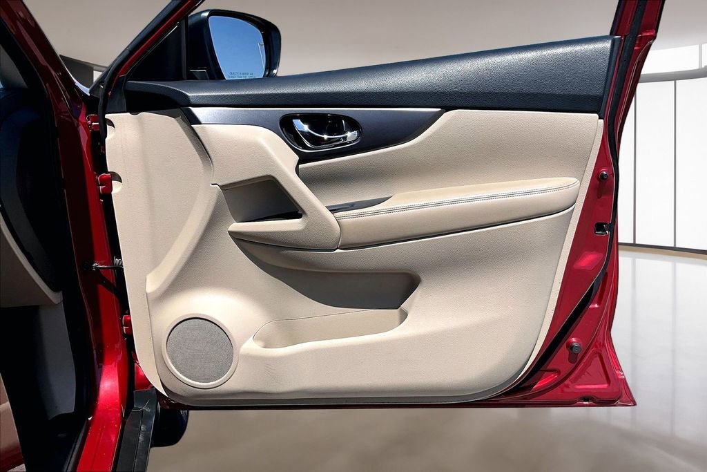 Used 2016 Nissan Rogue SV image 18