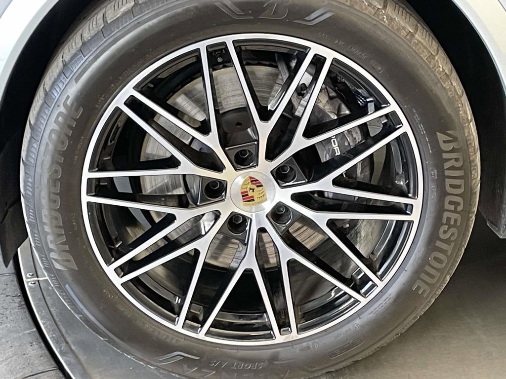 Used 2024 Porsche Cayenne image 11