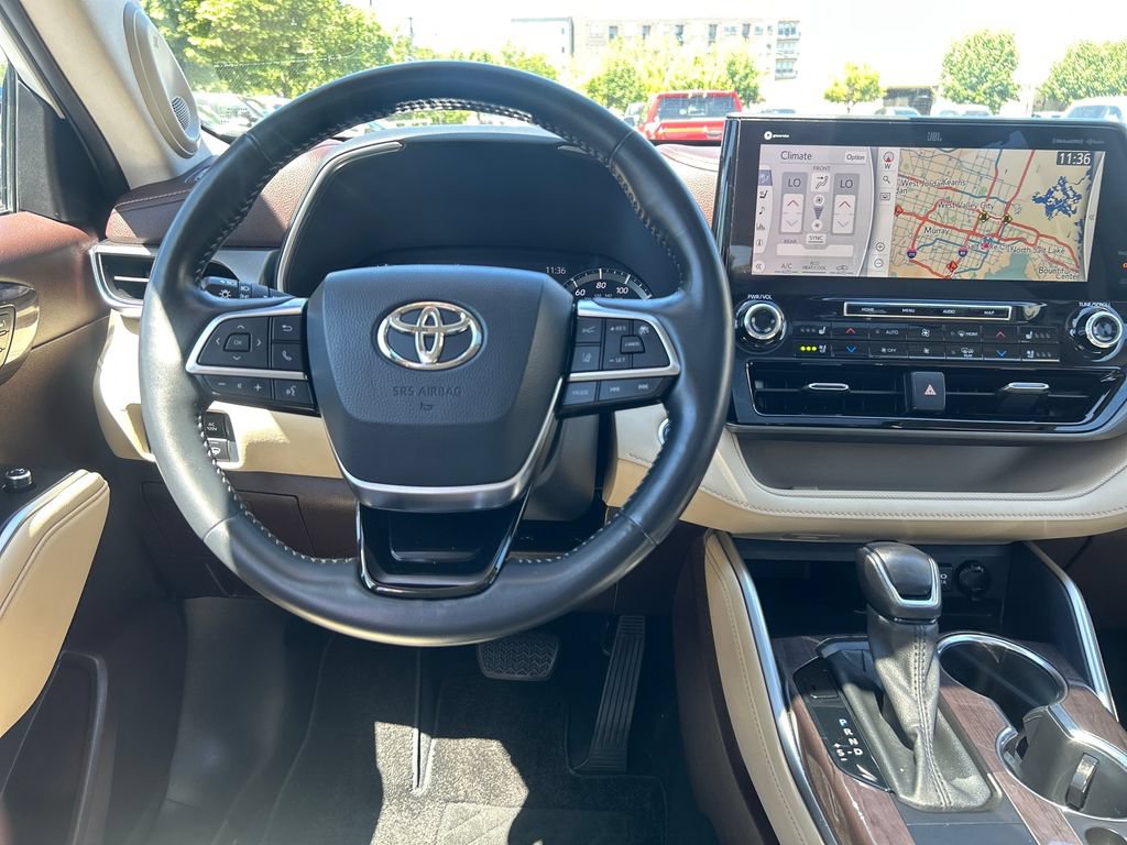 Certified 2021 Toyota Highlander Limited AWD/4WD image 14