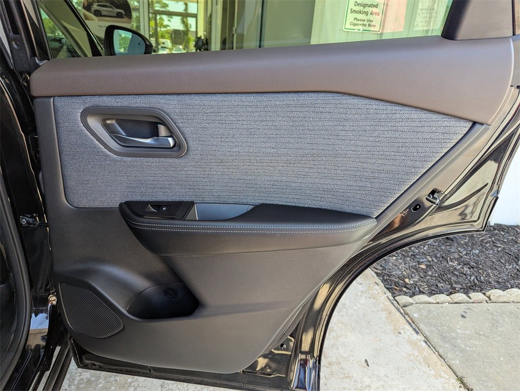 Used 2023 Nissan Rogue SV image 31