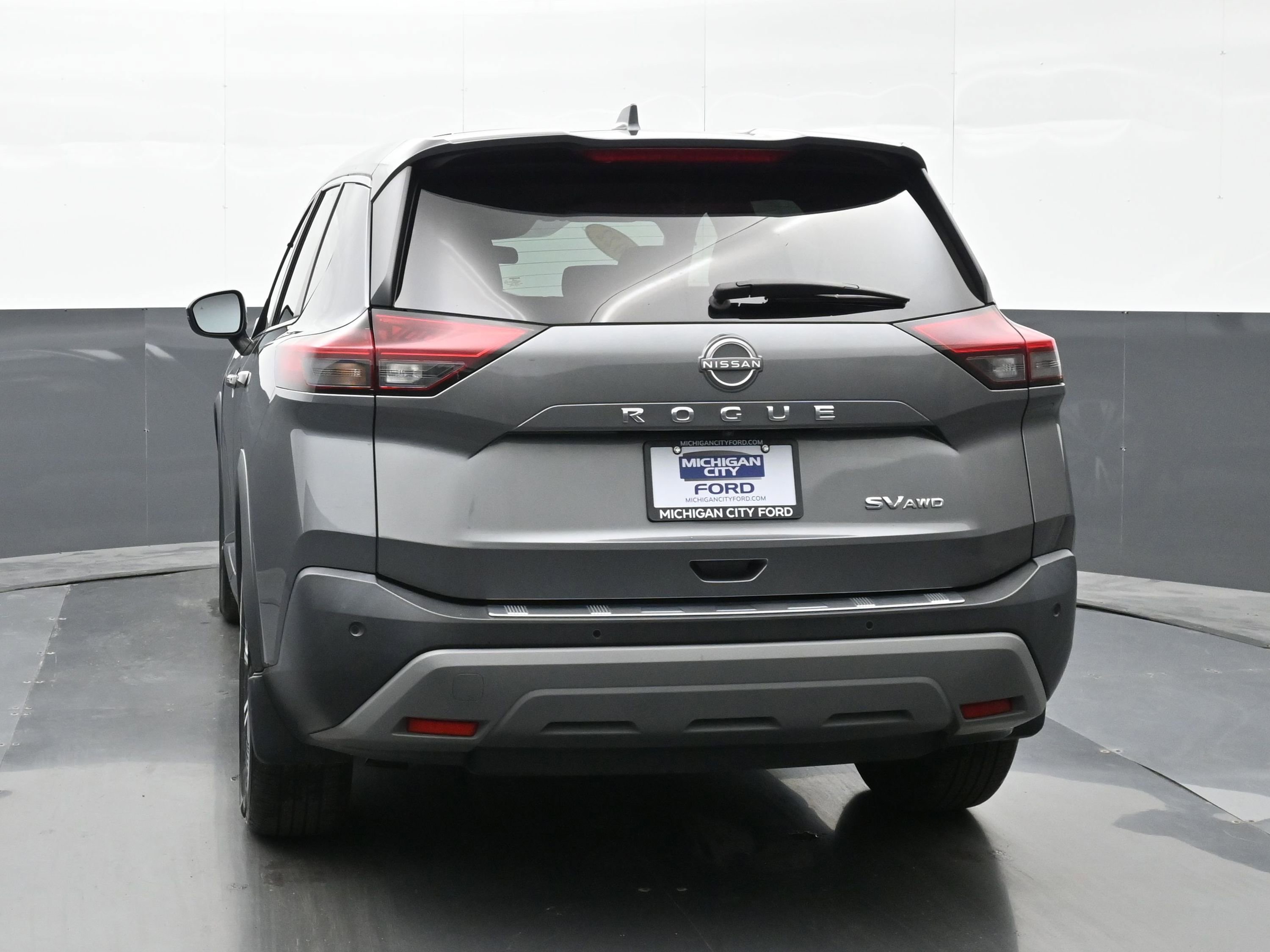 Used 2022 Nissan Rogue SV image 2