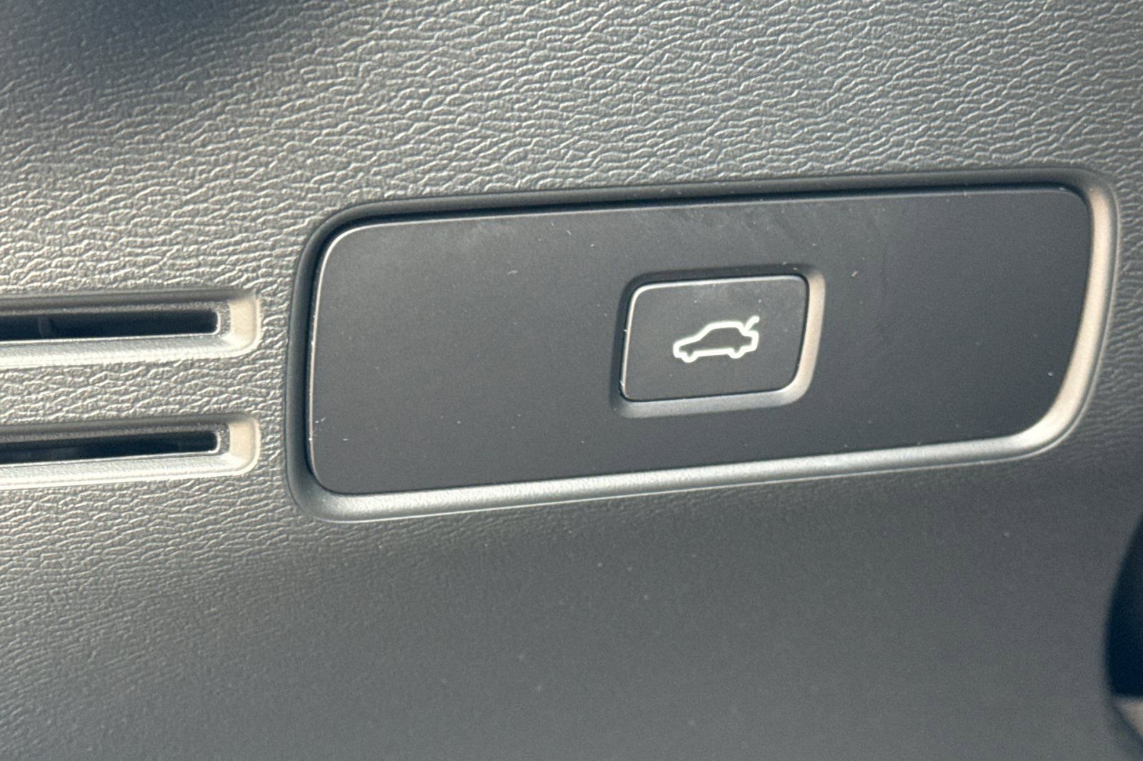 Used 2024 Volvo XC40 B5 Plus w/ Climate Package image 31