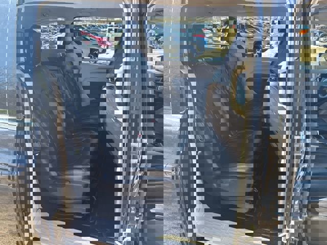 Used 2024 Chrysler Pacifica Select image 15