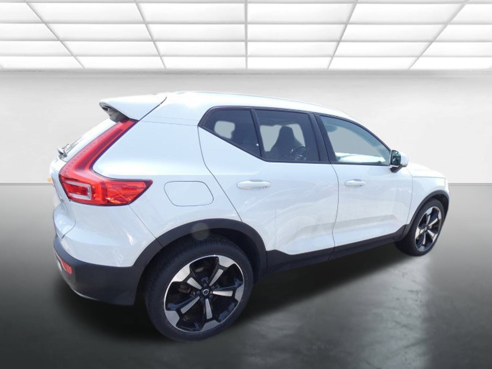 Used 2020 Volvo XC40 T4 Momentum image 3