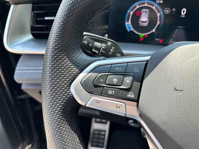 Certified 2025 Volkswagen Tiguan SE R-Line AWD/4WD image 20