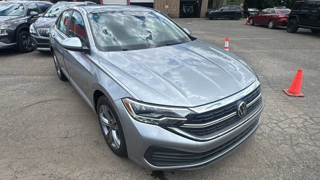 Used 2024 Volkswagen Jetta SE FWD image 3