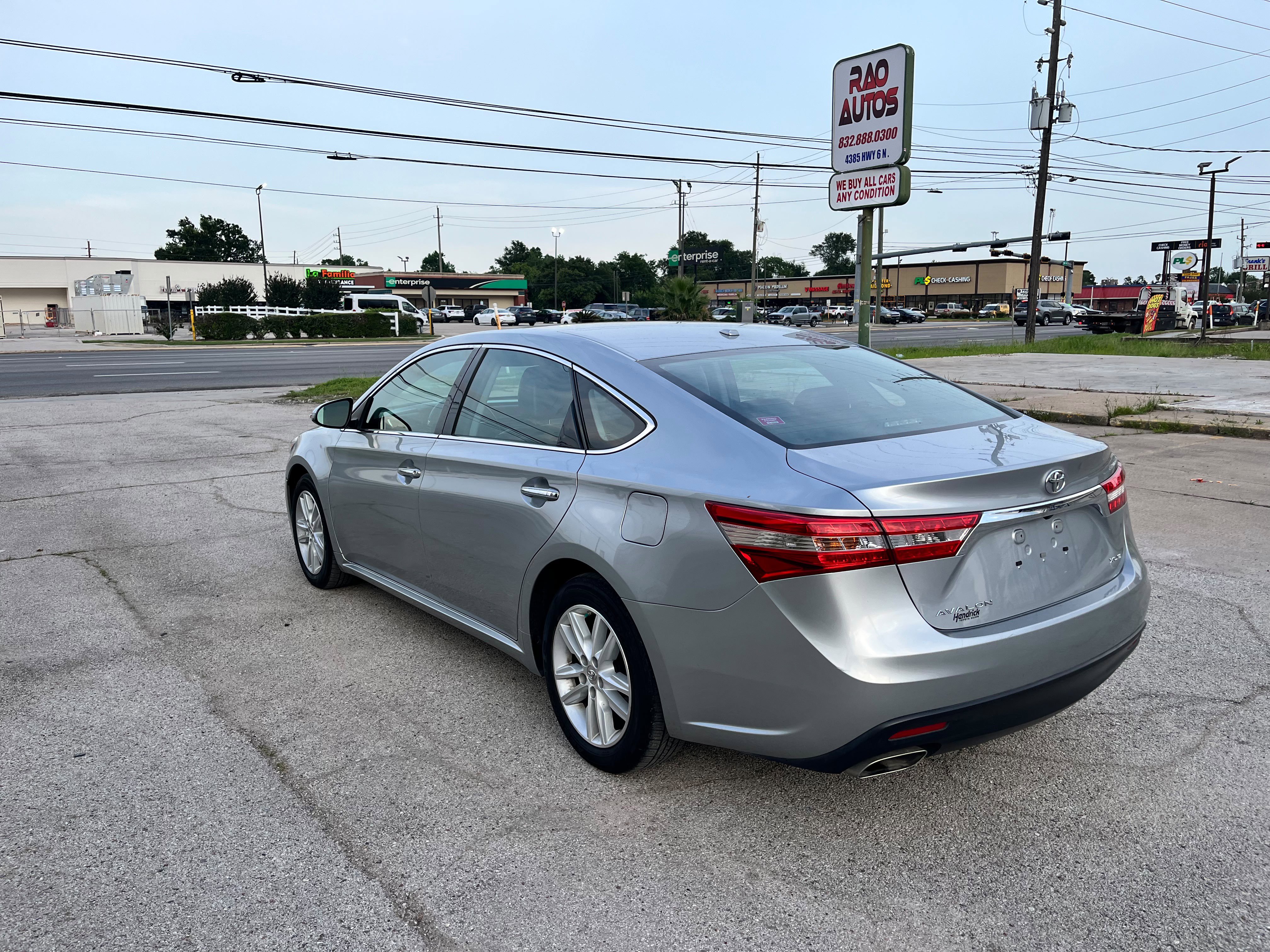Used 2015 Toyota Avalon XLE FWD image 3