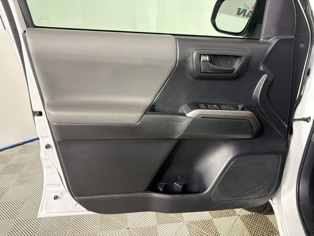 Used 2022 Toyota Tacoma SR5 w/ Technology Package image 10