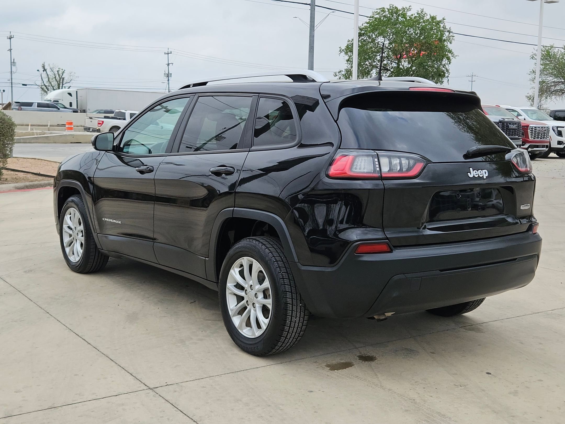 Used 2021 Jeep Cherokee Latitude w/ Mopar Interior Package image 5