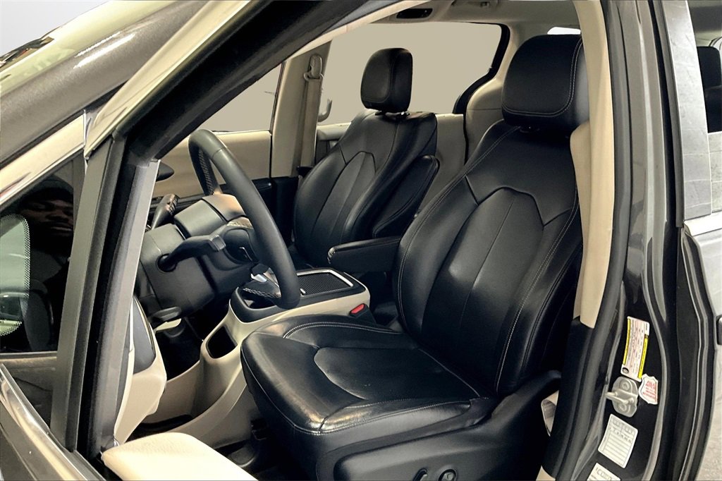 Used 2022 Chrysler Pacifica Touring-L image 20