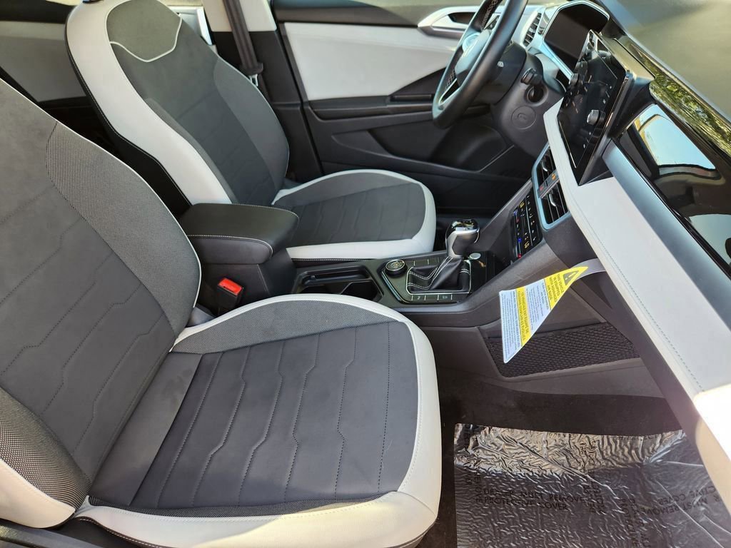 Used 2025 Volkswagen Taos SE image 17
