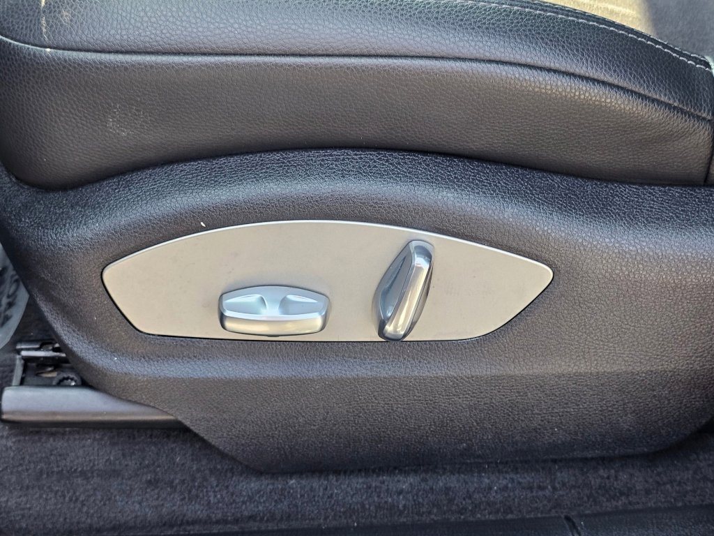 Used 2021 Porsche Macan w/ Premium Package image 30