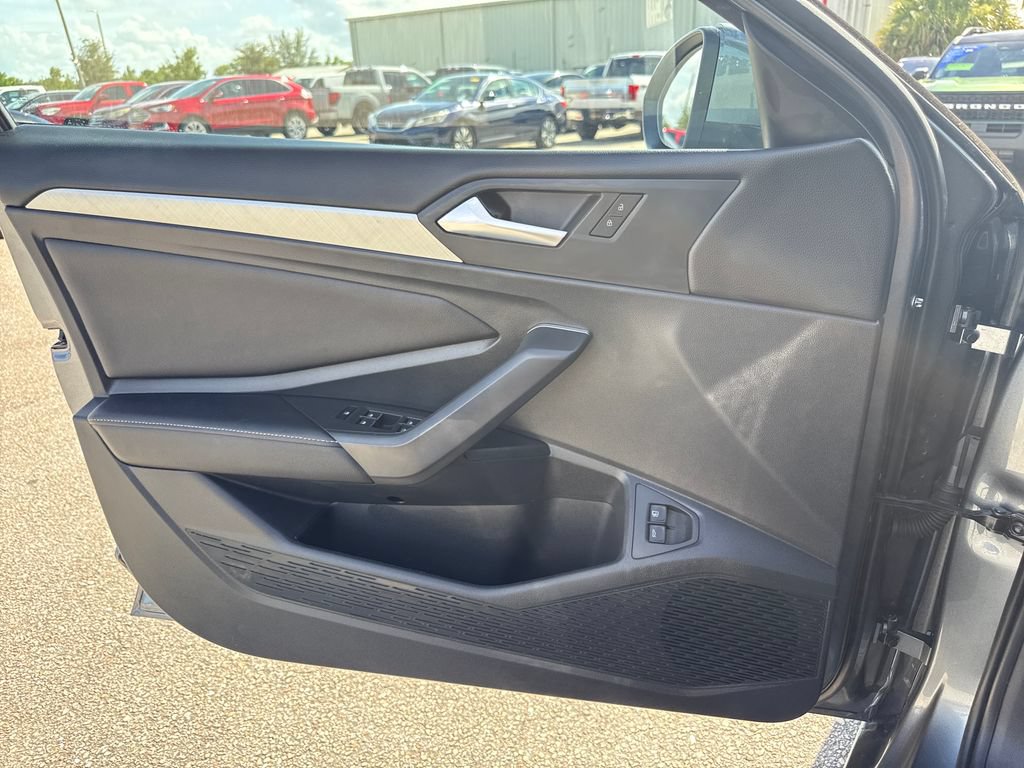Used 2022 Volkswagen Jetta SE FWD image 13